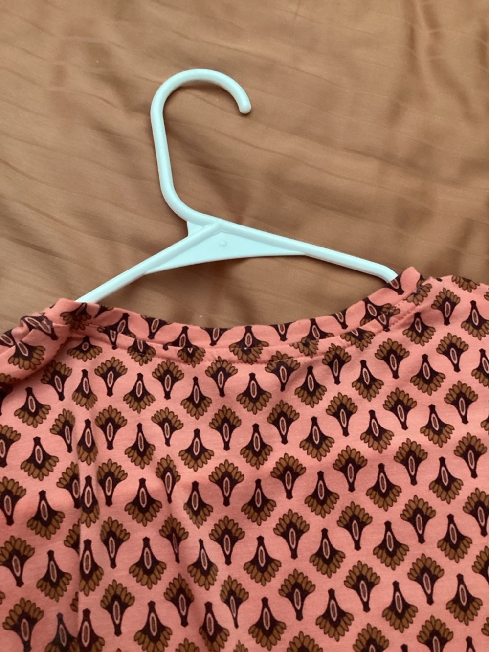 Liz Claiborne Geometric Coral Patterned Short-Sleeve Top Size M - Picture 8 of 8